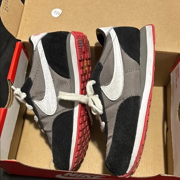 Nike Black and Gray Sneakers Classic Retro Design - Picture 4 of 5